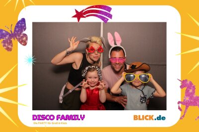 Das sind die tollen Erinnerungsfotos der "Disco Family" - In der Fotobox konnten die Besucher den unvergesslichen Abend festhalten. Foto: Family Disco/ Blick.de