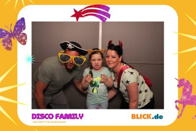 Das sind die tollen Erinnerungsfotos der "Disco Family" - In der Fotobox konnten die Besucher den unvergesslichen Abend festhalten. Foto: Family Disco/ Blick.de