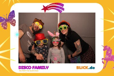 Das sind die tollen Erinnerungsfotos der "Disco Family" - In der Fotobox konnten die Besucher den unvergesslichen Abend festhalten. Foto: Family Disco/ Blick.de