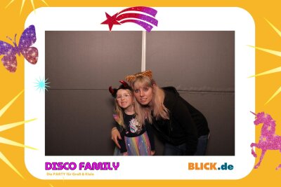 Das sind die tollen Erinnerungsfotos der "Disco Family" - In der Fotobox konnten die Besucher den unvergesslichen Abend festhalten. Foto: Family Disco/ Blick.de