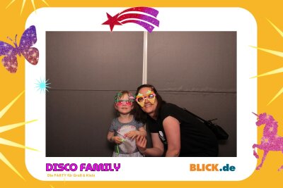 Das sind die tollen Erinnerungsfotos der "Disco Family" - In der Fotobox konnten die Besucher den unvergesslichen Abend festhalten. Foto: Family Disco/ Blick.de