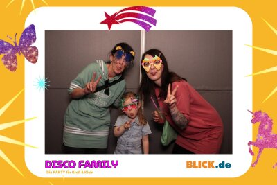 Das sind die tollen Erinnerungsfotos der "Disco Family" - In der Fotobox konnten die Besucher den unvergesslichen Abend festhalten. Foto: Family Disco/ Blick.de