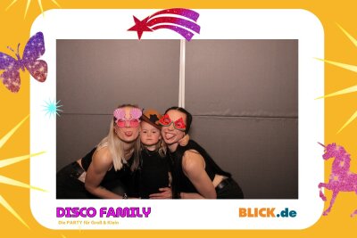 Das sind die tollen Erinnerungsfotos der "Disco Family" - In der Fotobox konnten die Besucher den unvergesslichen Abend festhalten. Foto: Family Disco/ Blick.de