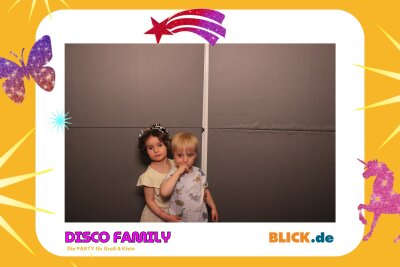 Das sind die tollen Erinnerungsfotos der "Disco Family" - In der Fotobox konnten die Besucher den unvergesslichen Abend festhalten. Foto: Family Disco/ Blick.de