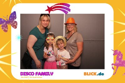 Das sind die tollen Erinnerungsfotos der "Disco Family" - In der Fotobox konnten die Besucher den unvergesslichen Abend festhalten. Foto: Family Disco/ Blick.de