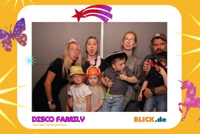 Das sind die tollen Erinnerungsfotos der "Disco Family" - In der Fotobox konnten die Besucher den unvergesslichen Abend festhalten. Foto: Family Disco/ Blick.de