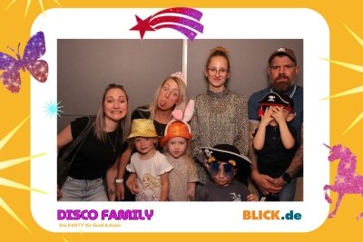 Das sind die tollen Erinnerungsfotos der "Disco Family" - In der Fotobox konnten die Besucher den unvergesslichen Abend festhalten. Foto: Family Disco/ Blick.de