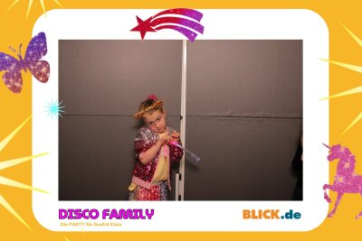 Das sind die tollen Erinnerungsfotos der "Disco Family" - In der Fotobox konnten die Besucher den unvergesslichen Abend festhalten. Foto: Family Disco/ Blick.de