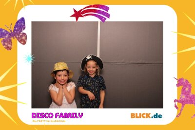 Das sind die tollen Erinnerungsfotos der "Disco Family" - In der Fotobox konnten die Besucher den unvergesslichen Abend festhalten. Foto: Family Disco/ Blick.de