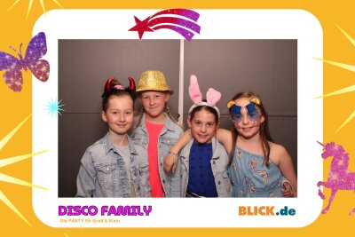 Das sind die tollen Erinnerungsfotos der "Disco Family" - In der Fotobox konnten die Besucher den unvergesslichen Abend festhalten. Foto: Family Disco/ Blick.de