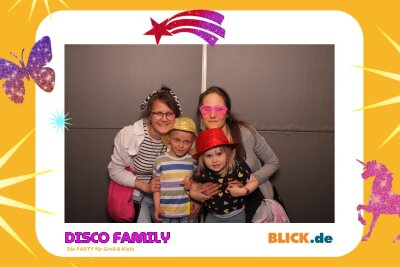 Das sind die tollen Erinnerungsfotos der "Disco Family" - In der Fotobox konnten die Besucher den unvergesslichen Abend festhalten. Foto: Family Disco/ Blick.de