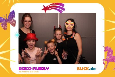 Das sind die tollen Erinnerungsfotos der "Disco Family" - In der Fotobox konnten die Besucher den unvergesslichen Abend festhalten. Foto: Family Disco/ Blick.de