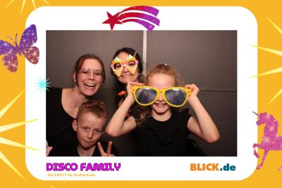 Das sind die tollen Erinnerungsfotos der "Disco Family" - In der Fotobox konnten die Besucher den unvergesslichen Abend festhalten. Foto: Family Disco/ Blick.de