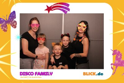 Das sind die tollen Erinnerungsfotos der "Disco Family" - In der Fotobox konnten die Besucher den unvergesslichen Abend festhalten. Foto: Family Disco/ Blick.de