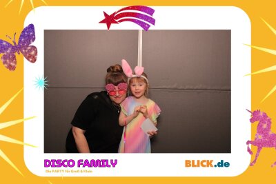 Das sind die tollen Erinnerungsfotos der "Disco Family" - In der Fotobox konnten die Besucher den unvergesslichen Abend festhalten. Foto: Family Disco/ Blick.de