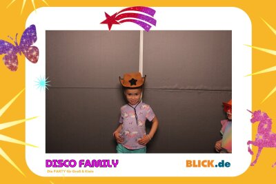 Das sind die tollen Erinnerungsfotos der "Disco Family" - In der Fotobox konnten die Besucher den unvergesslichen Abend festhalten. Foto: Family Disco/ Blick.de