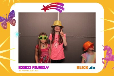 Das sind die tollen Erinnerungsfotos der "Disco Family" - In der Fotobox konnten die Besucher den unvergesslichen Abend festhalten. Foto: Family Disco/ Blick.de