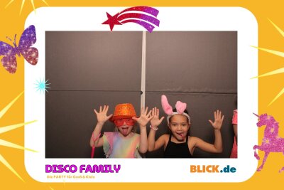 Das sind die tollen Erinnerungsfotos der "Disco Family" - In der Fotobox konnten die Besucher den unvergesslichen Abend festhalten. Foto: Family Disco/ Blick.de