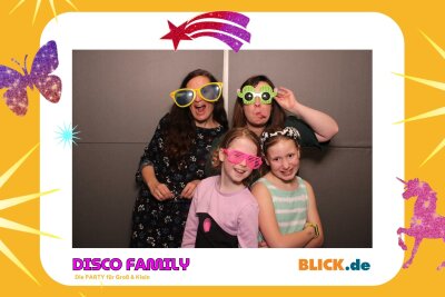 Das sind die tollen Erinnerungsfotos der "Disco Family" - In der Fotobox konnten die Besucher den unvergesslichen Abend festhalten. Foto: Family Disco/ Blick.de