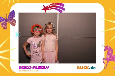 Das sind die tollen Erinnerungsfotos der "Disco Family" - In der Fotobox konnten die Besucher den unvergesslichen Abend festhalten. Foto: Family Disco/ Blick.de