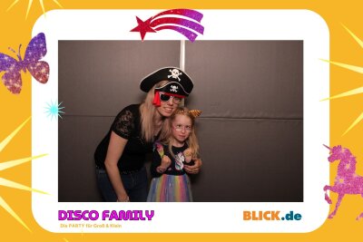 Das sind die tollen Erinnerungsfotos der "Disco Family" - In der Fotobox konnten die Besucher den unvergesslichen Abend festhalten. Foto: Family Disco/ Blick.de