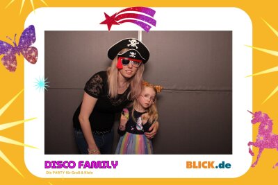 Das sind die tollen Erinnerungsfotos der "Disco Family" - In der Fotobox konnten die Besucher den unvergesslichen Abend festhalten. Foto: Family Disco/ Blick.de