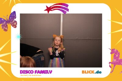 Das sind die tollen Erinnerungsfotos der "Disco Family" - In der Fotobox konnten die Besucher den unvergesslichen Abend festhalten. Foto: Family Disco/ Blick.de