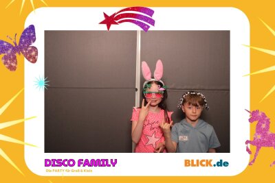 Das sind die tollen Erinnerungsfotos der "Disco Family" - In der Fotobox konnten die Besucher den unvergesslichen Abend festhalten. Foto: Family Disco/ Blick.de