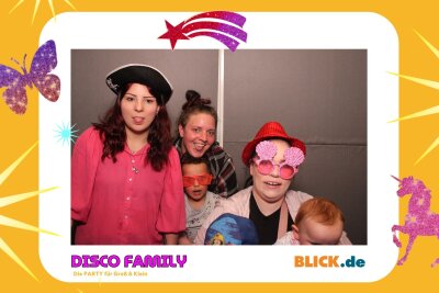 Das sind die tollen Erinnerungsfotos der "Disco Family" - In der Fotobox konnten die Besucher den unvergesslichen Abend festhalten. Foto: Family Disco/ Blick.de