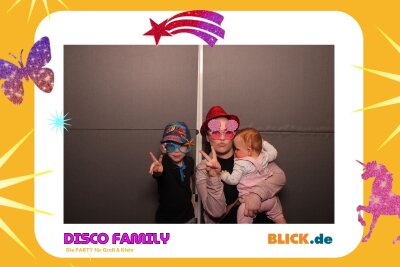 Das sind die tollen Erinnerungsfotos der "Disco Family" - In der Fotobox konnten die Besucher den unvergesslichen Abend festhalten. Foto: Family Disco/ Blick.de