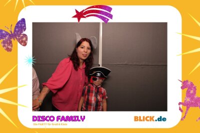 Das sind die tollen Erinnerungsfotos der "Disco Family" - In der Fotobox konnten die Besucher den unvergesslichen Abend festhalten. Foto: Family Disco/ Blick.de