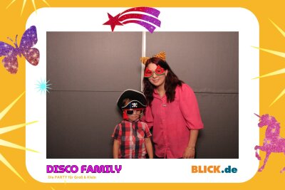 Das sind die tollen Erinnerungsfotos der "Disco Family" - In der Fotobox konnten die Besucher den unvergesslichen Abend festhalten. Foto: Family Disco/ Blick.de