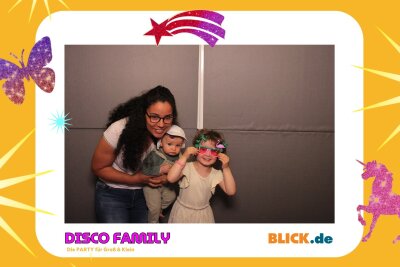 Das sind die tollen Erinnerungsfotos der "Disco Family" - In der Fotobox konnten die Besucher den unvergesslichen Abend festhalten. Foto: Family Disco/ Blick.de