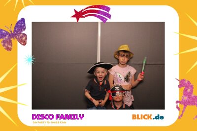 Das sind die tollen Erinnerungsfotos der "Disco Family" - In der Fotobox konnten die Besucher den unvergesslichen Abend festhalten. Foto: Family Disco/ Blick.de