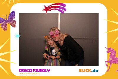 Das sind die tollen Erinnerungsfotos der "Disco Family" - In der Fotobox konnten die Besucher den unvergesslichen Abend festhalten. Foto: Family Disco/ Blick.de