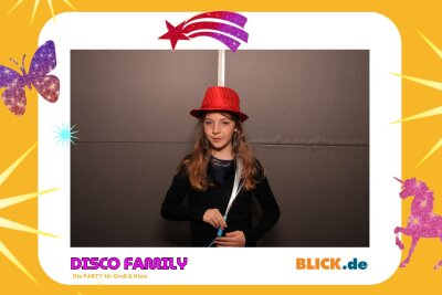 Das sind die tollen Erinnerungsfotos der "Disco Family" - In der Fotobox konnten die Besucher den unvergesslichen Abend festhalten. Foto: Family Disco/ Blick.de