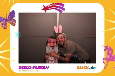 Das sind die tollen Erinnerungsfotos der "Disco Family" - In der Fotobox konnten die Besucher den unvergesslichen Abend festhalten. Foto: Family Disco/ Blick.de