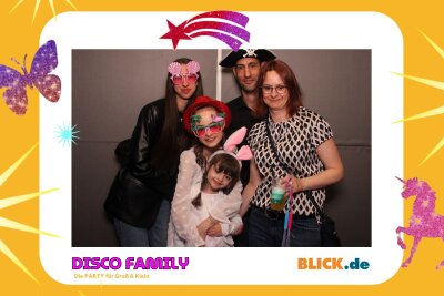 Das sind die tollen Erinnerungsfotos der "Disco Family" - In der Fotobox konnten die Besucher den unvergesslichen Abend festhalten. Foto: Family Disco/ Blick.de