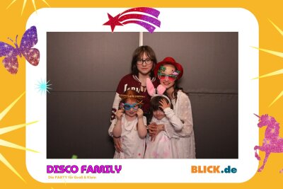 Das sind die tollen Erinnerungsfotos der "Disco Family" - In der Fotobox konnten die Besucher den unvergesslichen Abend festhalten. Foto: Family Disco/ Blick.de