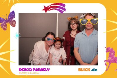 Das sind die tollen Erinnerungsfotos der "Disco Family" - In der Fotobox konnten die Besucher den unvergesslichen Abend festhalten. Foto: Family Disco/ Blick.de