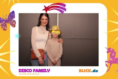 Das sind die tollen Erinnerungsfotos der "Disco Family" - In der Fotobox konnten die Besucher den unvergesslichen Abend festhalten. Foto: Family Disco/ Blick.de