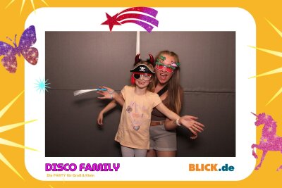 Das sind die tollen Erinnerungsfotos der "Disco Family" - In der Fotobox konnten die Besucher den unvergesslichen Abend festhalten. Foto: Family Disco/ Blick.de