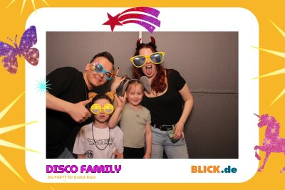 Das sind die tollen Erinnerungsfotos der "Disco Family" - In der Fotobox konnten die Besucher den unvergesslichen Abend festhalten. Foto: Family Disco/ Blick.de