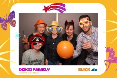 Das sind die tollen Erinnerungsfotos der "Disco Family" - In der Fotobox konnten die Besucher den unvergesslichen Abend festhalten. Foto: Family Disco/ Blick.de