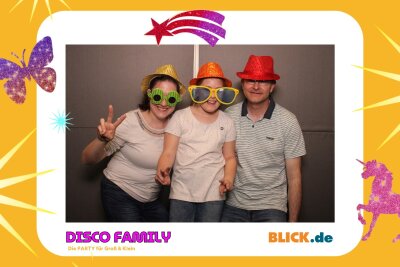 Das sind die tollen Erinnerungsfotos der "Disco Family" - In der Fotobox konnten die Besucher den unvergesslichen Abend festhalten. Foto: Family Disco/ Blick.de