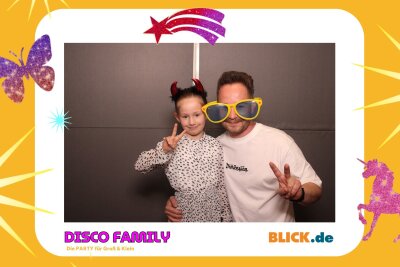 Das sind die tollen Erinnerungsfotos der "Disco Family" - In der Fotobox konnten die Besucher den unvergesslichen Abend festhalten. Foto: Family Disco/ Blick.de