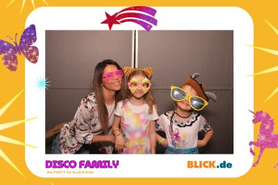 Das sind die tollen Erinnerungsfotos der "Disco Family" - In der Fotobox konnten die Besucher den unvergesslichen Abend festhalten. Foto: Family Disco/ Blick.de