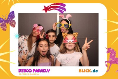 Das sind die tollen Erinnerungsfotos der "Disco Family" - In der Fotobox konnten die Besucher den unvergesslichen Abend festhalten. Foto: Family Disco/ Blick.de