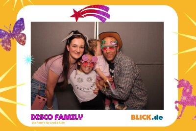 Das sind die tollen Erinnerungsfotos der "Disco Family" - In der Fotobox konnten die Besucher den unvergesslichen Abend festhalten. Foto: Family Disco/ Blick.de