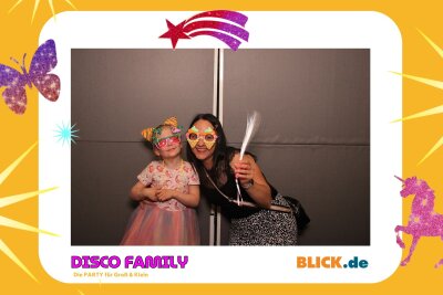 Das sind die tollen Erinnerungsfotos der "Disco Family" - In der Fotobox konnten die Besucher den unvergesslichen Abend festhalten. Foto: Family Disco/ Blick.de